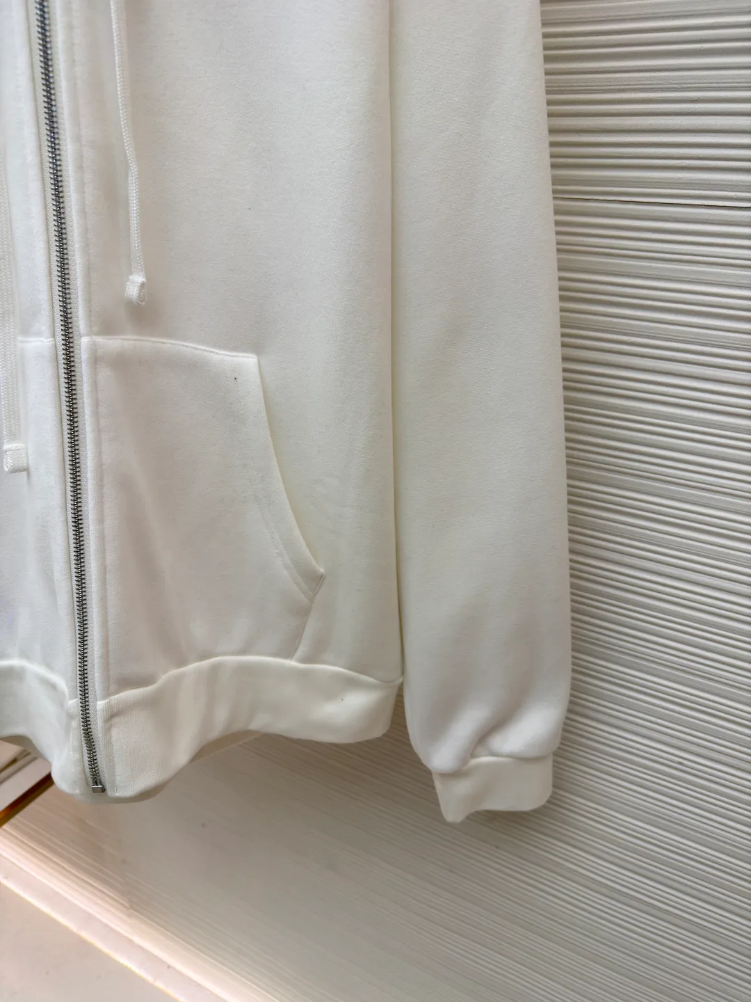 P470 Chrome Hearts hooded glue-printed sweatshirt jacket ●Item number: 1682183-B05 ●Fabric: cotton fleece sweatshirt fabric ●Technology: glue printing production ●Color: white ●Version: loose fit ●Weight: about 900 grams ●Size: S-M-L-XL ●Description: This CHROME HEARTS hooded glue-printed sweatshirt jacket is treated with a professional fabric enzyme washing process. The enzyme-washed fabric not only removes impurities and stiffness produced during the weaving process, but also makes the fabric feel soft and skin-friendly. It also improves the drape and durability of the fabric, making it more comfortable to wear. The glue printing process of the body of the garment ensures the color saturation and three-dimensionality of the pattern. The printing layer is closely integrated with the fabric, making it less likely to crack or fall off, and can maintain the integrity of the pattern for a long time. In addition, due to differences in measurement methods, there will be a normal error of 1~3CM in the clothing length, bust and other dimensions. In order to protect the integrity of the fabric and printing process, it is recommended that the product be cleaned by hand to maximize the wearing life of the clothing. The overall wiring is straight and delicate, the fabric is comfortable and soft, and the color is consistent without color difference. It can be matched with the same style to create a fashionable look and control various occasions. Customized accessories, complete with three standards, same style for men and women!